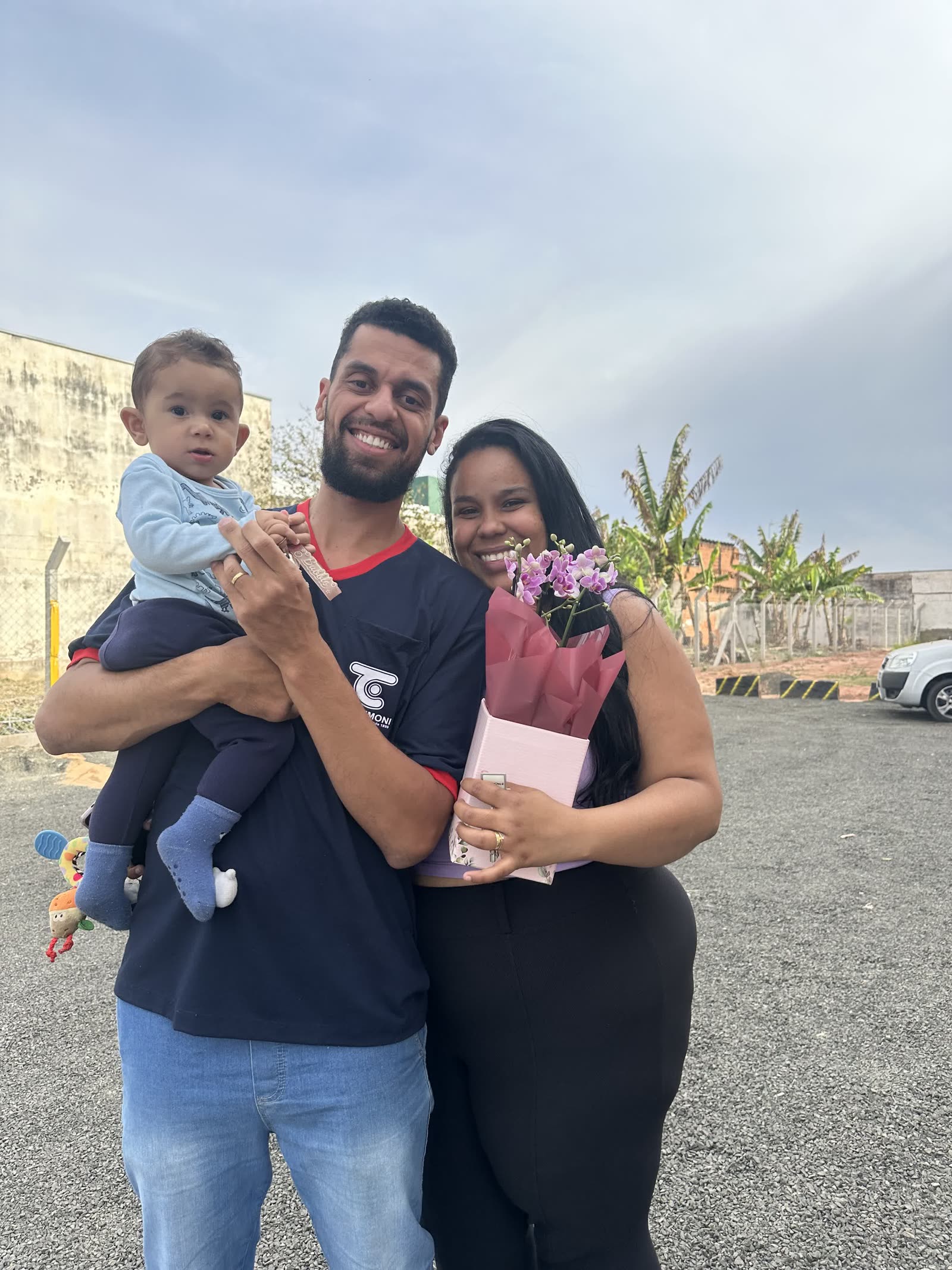 Família com bebê no colo no dia da entrega das chaves, bairro Pacaembu